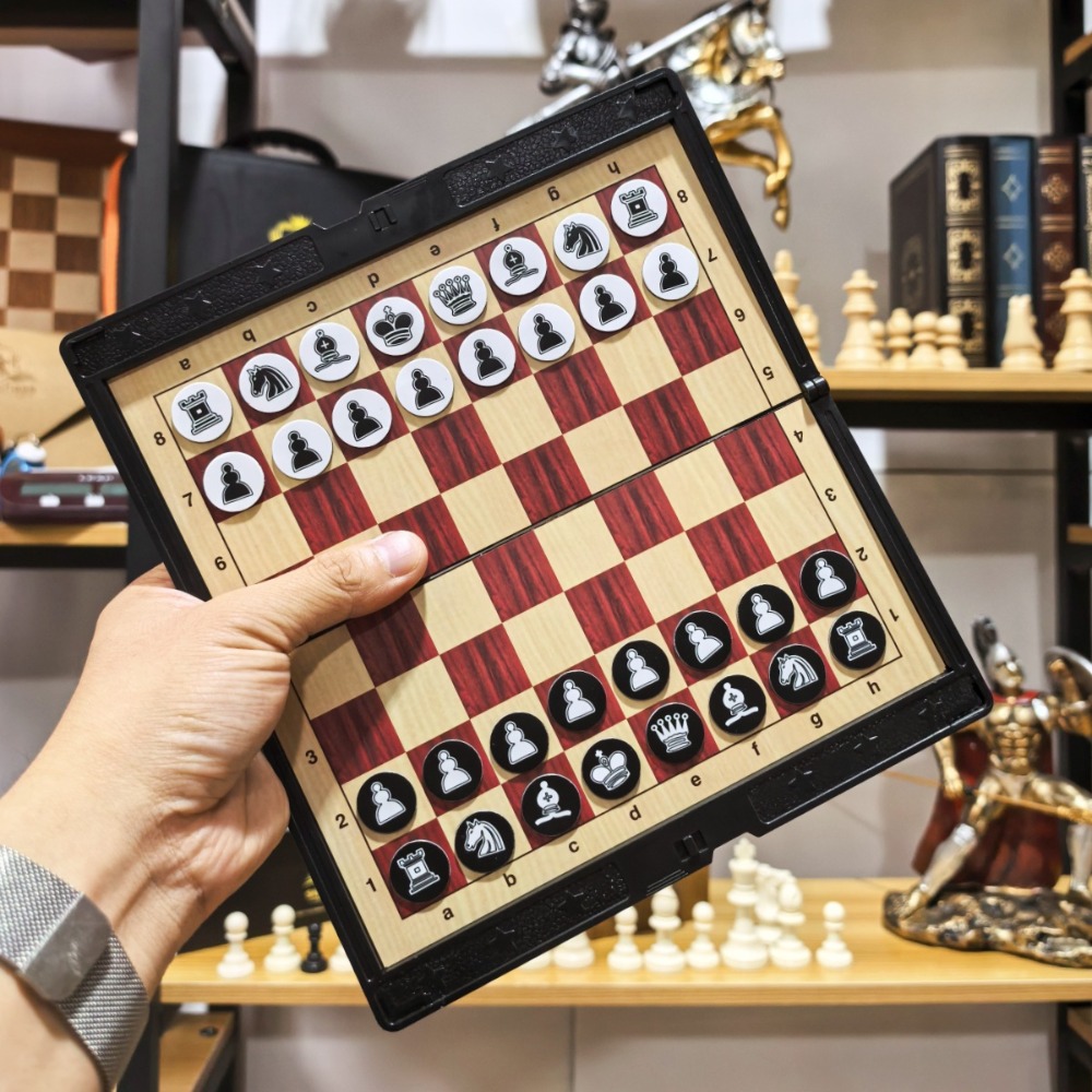 Mini Chess Set with Folding Ma - Board Game Cafe recension och pris