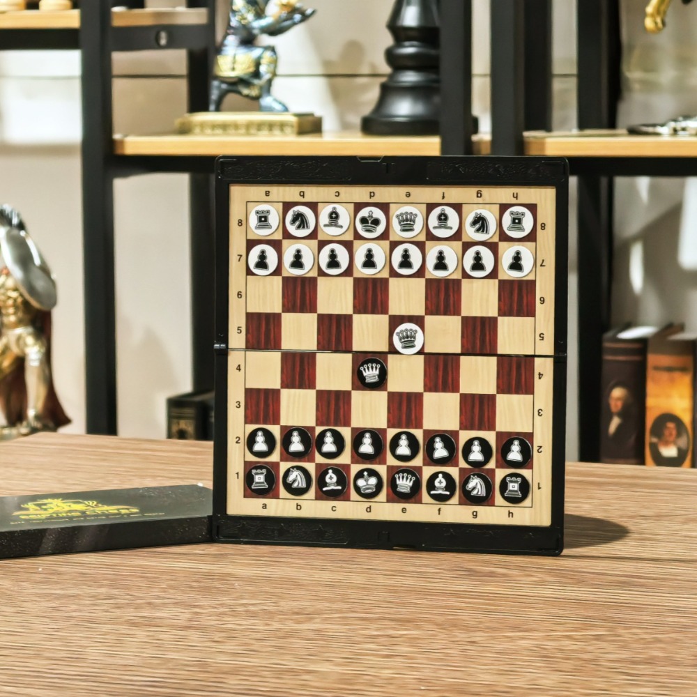 Mini Chess Set with Folding Ma - Board Game Cafe recension och pris